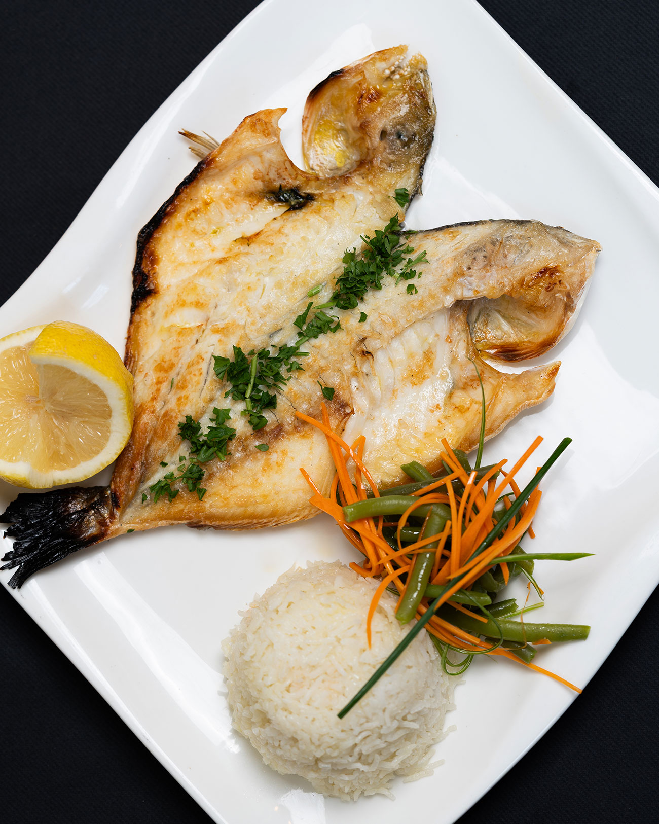 Dorade Entière grillée – Grill & Alegria Genève
